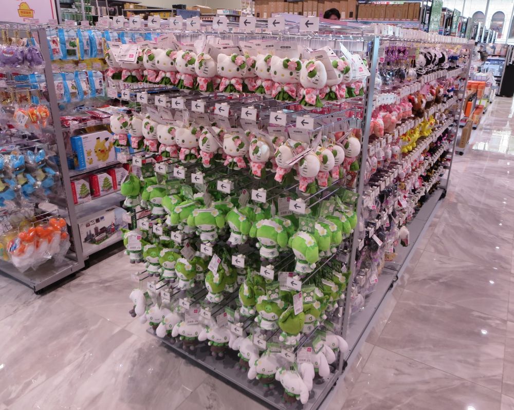 外国人観光客から人気のキャラクターのグッズを展開