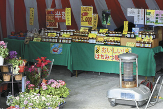 駐車場で花や蜂蜜などを販売