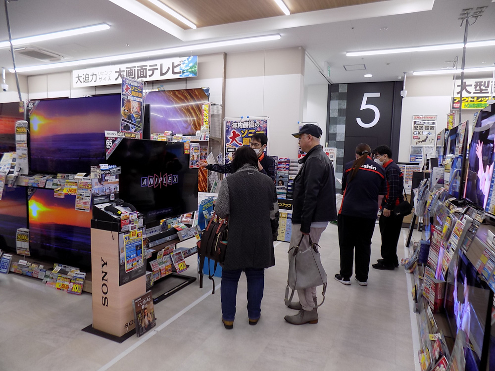 テレビやエアコンなどの大型家電も順調（上新電機日本橋店）