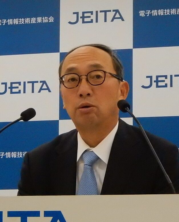 電子情報産業の26年見通しを説明する漆間会長=16日、東京都千代田区