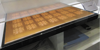 キヤノンは前工程で培った露光技術を後工程に応用した基板を例示