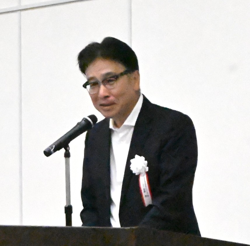 あいさつする佐藤九州支社長