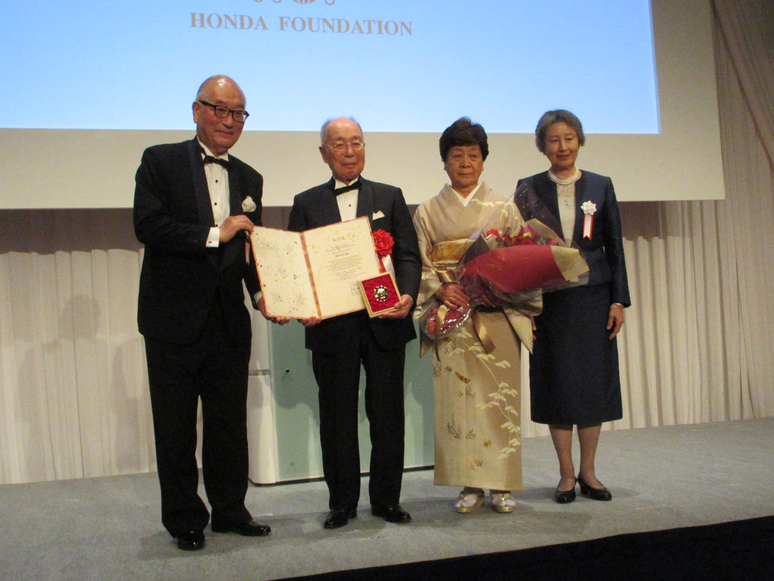 左から本田賞の贈呈を行った本田財団の石田寛人理事長、伊賀博士、伊賀博士夫人、松本和子副理事長
