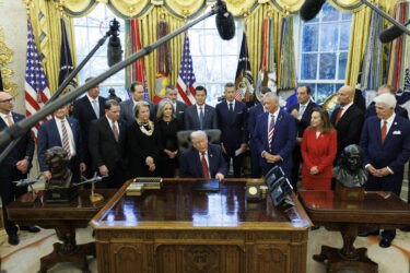 車の燃費基準引き下げへ　EV販売増の必要なしに　トランプ米政権が方針