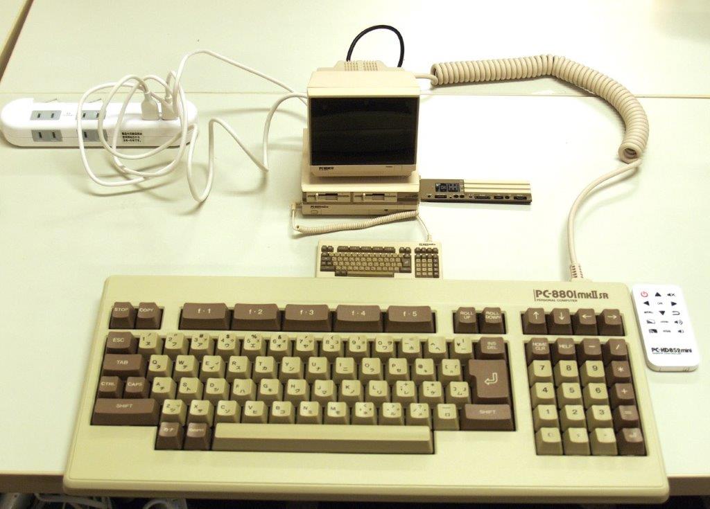 マイクロソフトBASICつながりで、電波新聞社マイコンソフト事業部も飛び入り参加し、「PasocomMini PC－8801mk2SR」を展示した