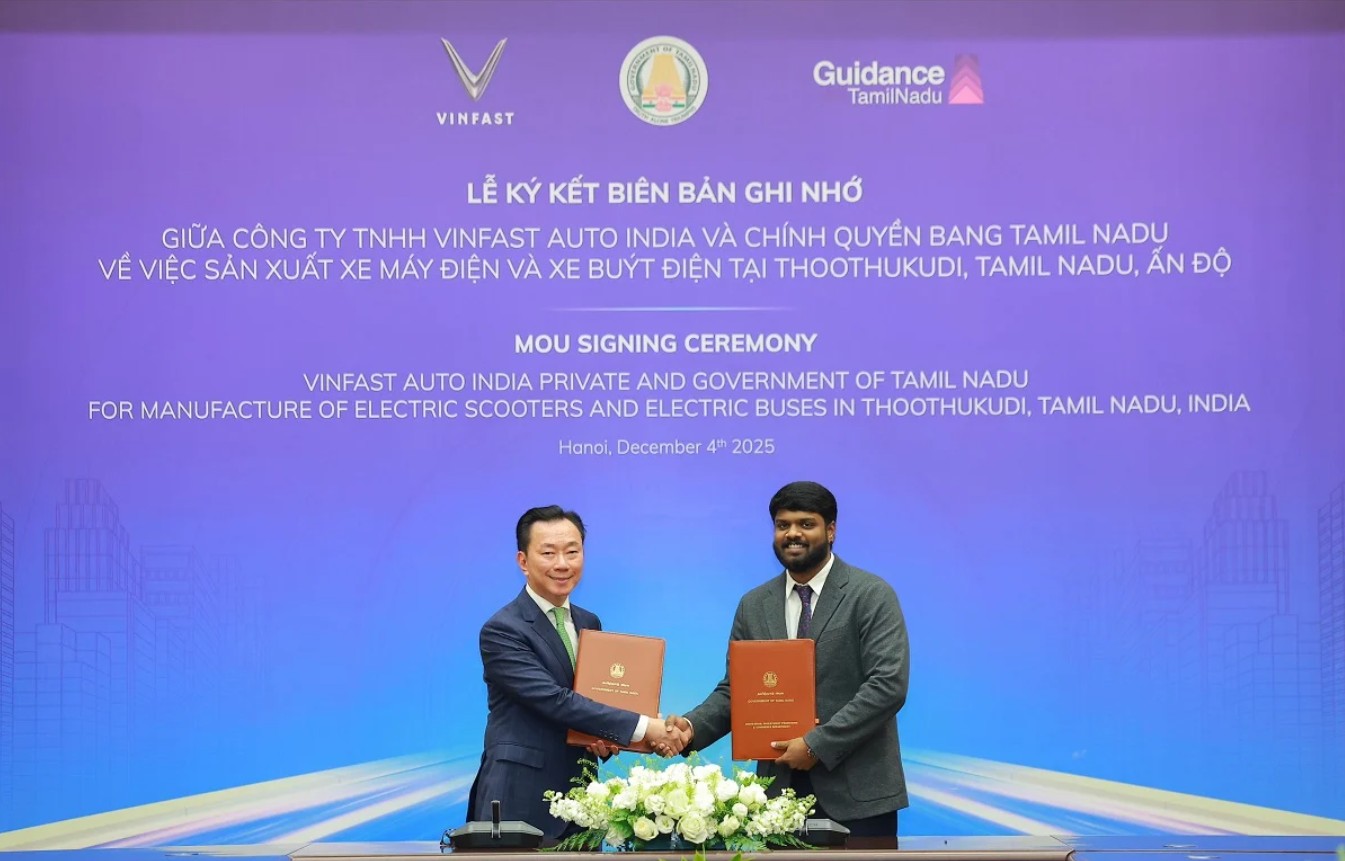 タミル・ナードゥ州の第2工場建設で調印を終えたビンファスト・アジア社のファム・サン・チャウCEO(左)と同州担当者