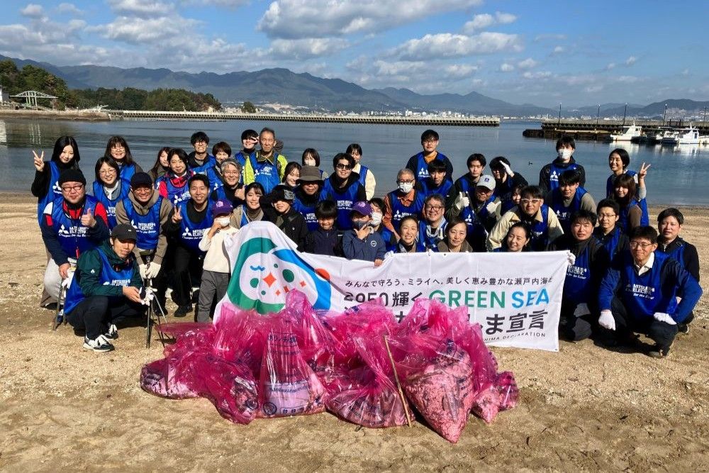 きれいになった海岸で記念撮影