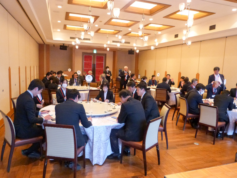 グループ別検討会ではLINE活用やキャンペーン対策などを話し合った