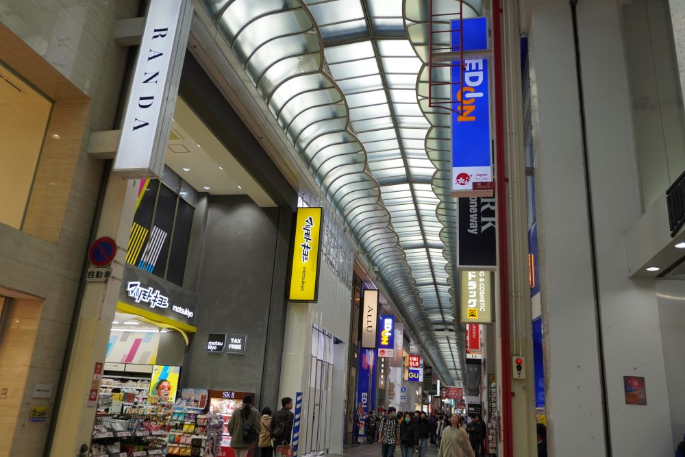 心斎橋西店(手前)とともに相互送客を狙う