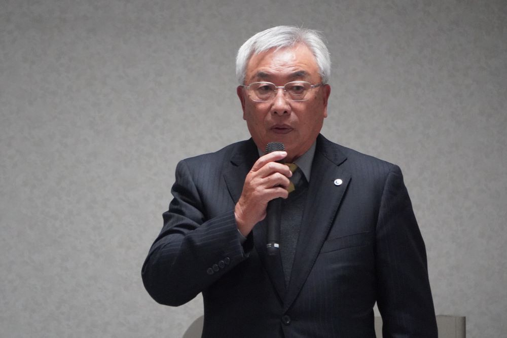 あいさつする武田理事長