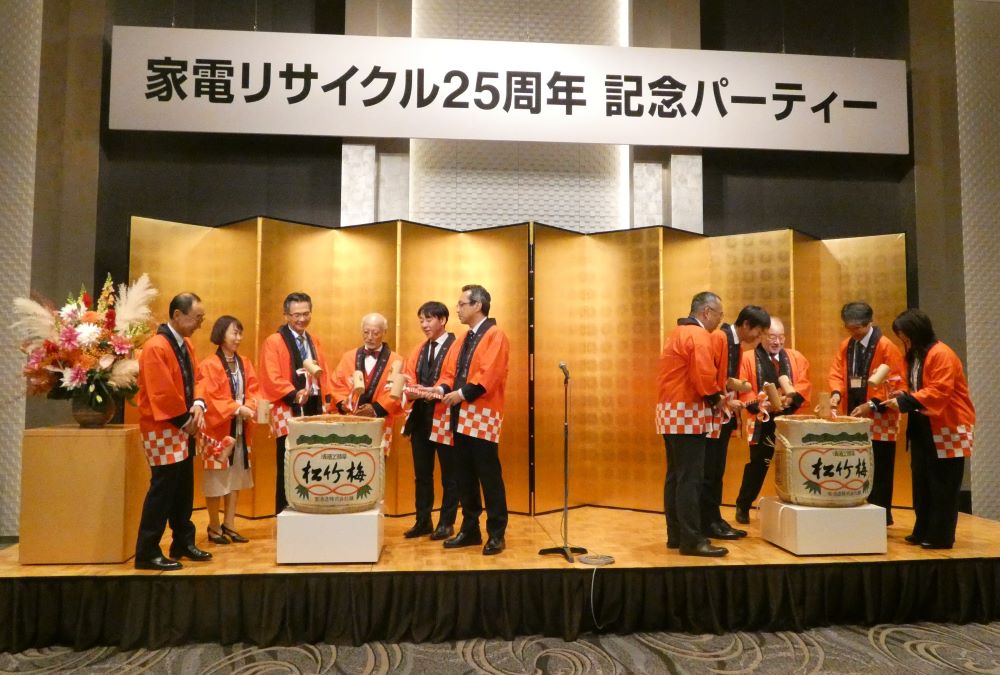 式典では鏡開きが行われた