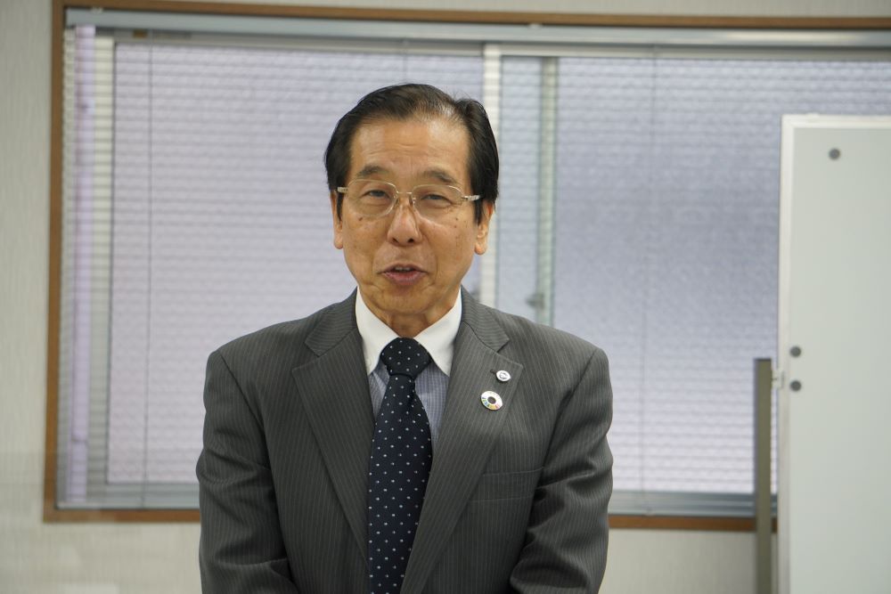あいさつする河村理事長