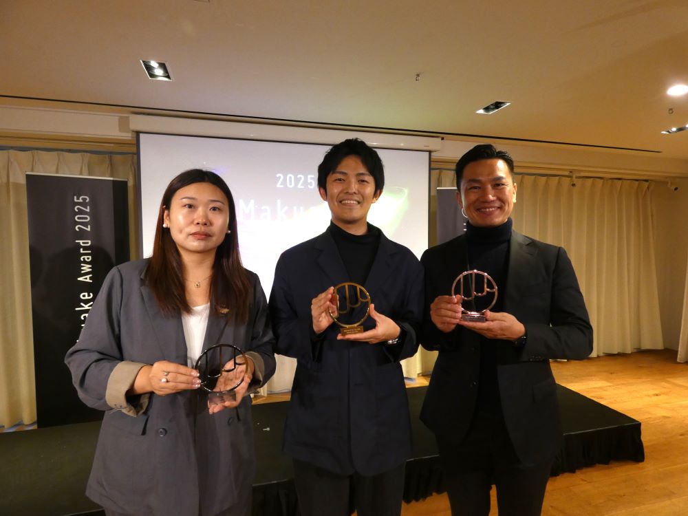 Makuake Of The Yearを受賞した3社（左からiFLYTEK JAPAN AI SOLUTIONSの常玉翠副社長、キリンビールの小島主務、おちあいろうの魚留聡総支配人）