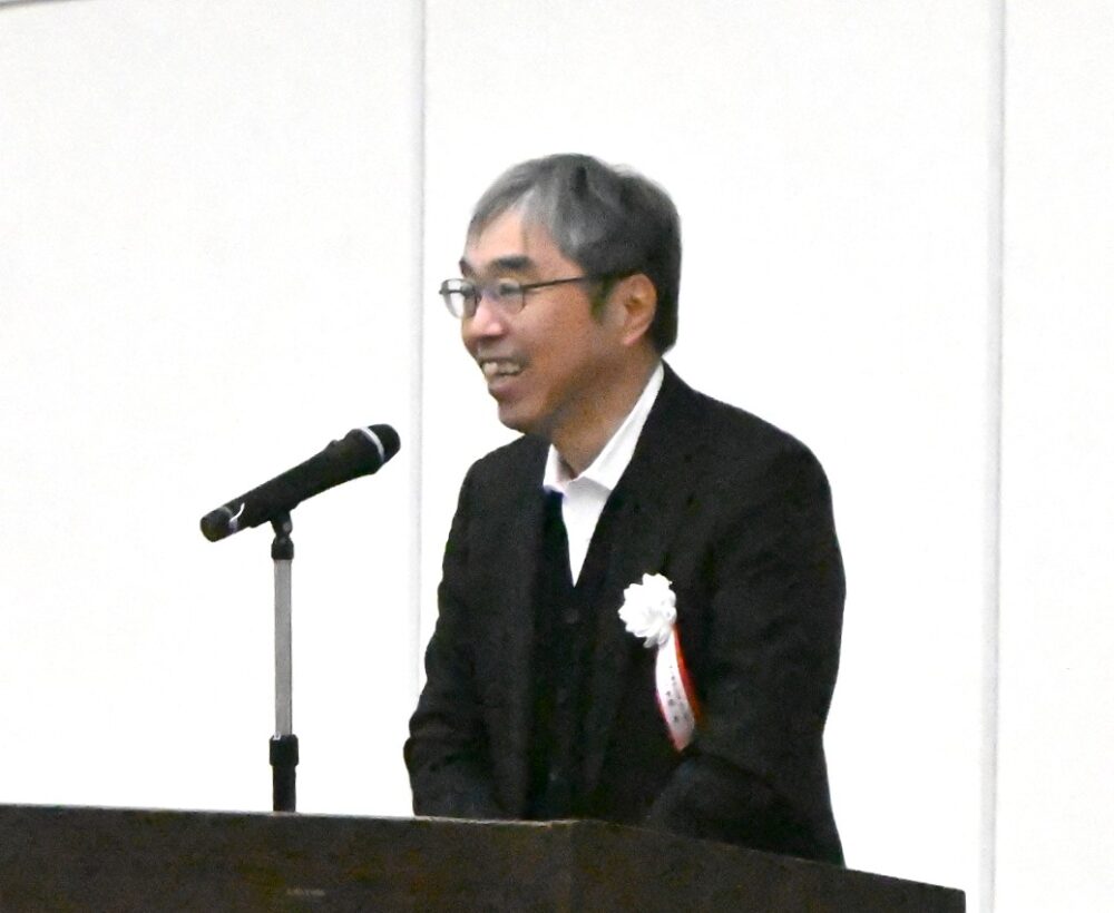 功績をたたえる中條社長