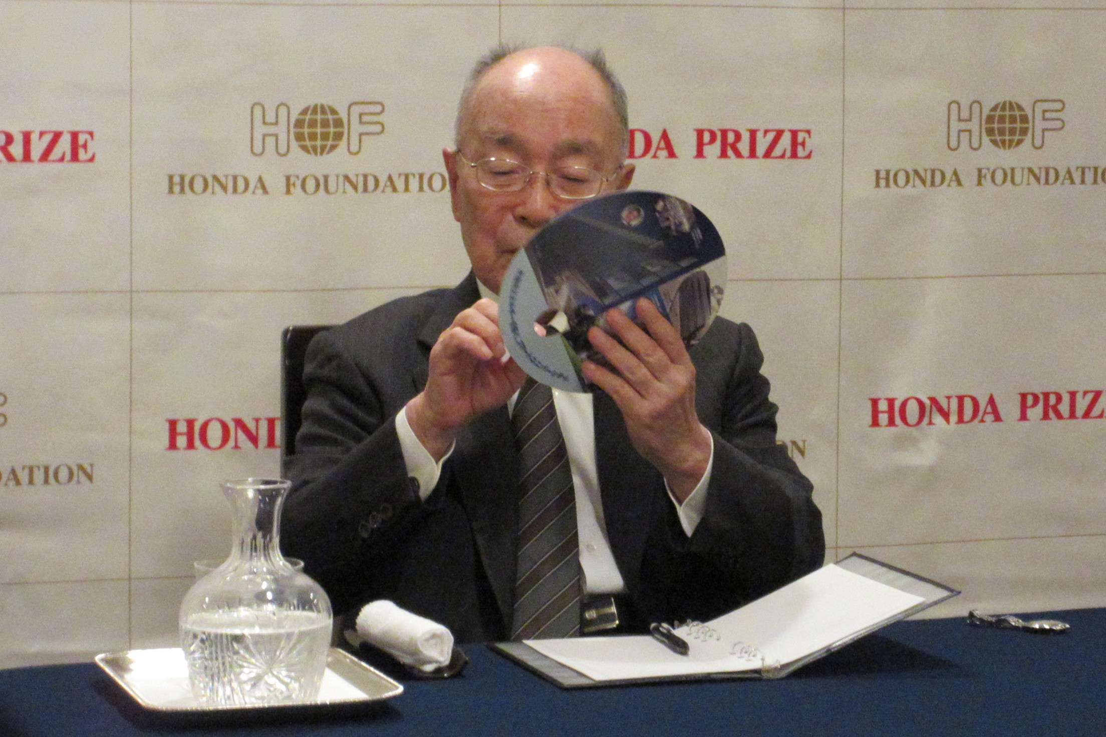 うちわを半導体ウエハーに見立て大出力化の可能性を説明する伊賀博士