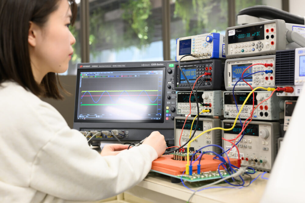 執務スペースに隣接する実験室