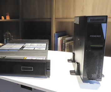 PCサーバーに搭載（右）、中小企業でも生成AIの導入が可能