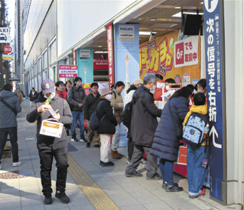 元日から福箱を買い求める来店客でにぎわった（ビックカメラ有楽町店）