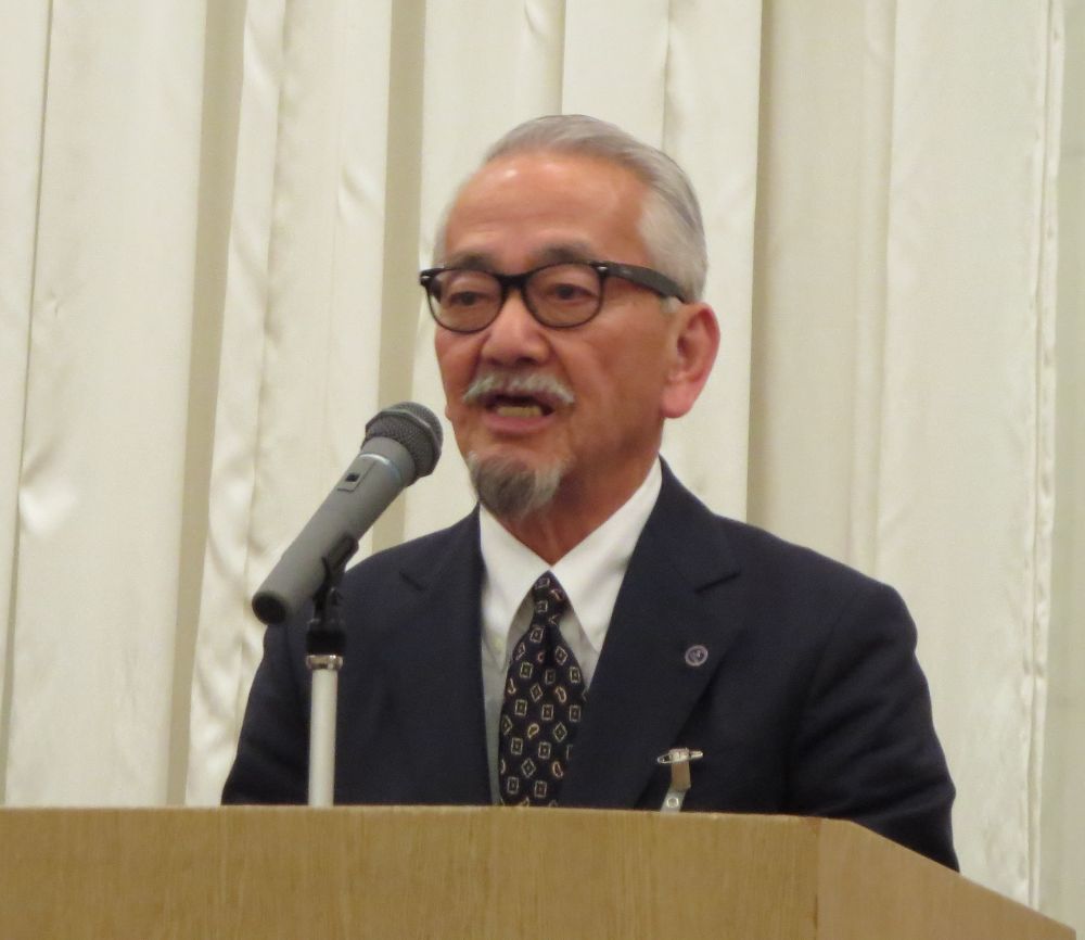 あいさつする岩渕理事長