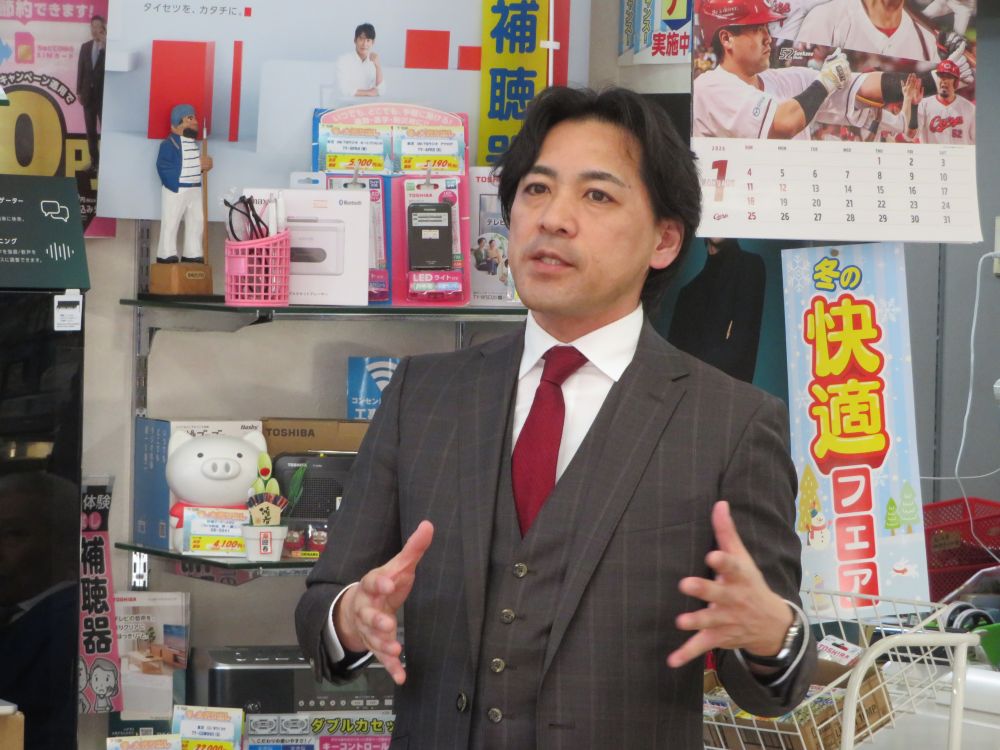 あいさつする山本社長