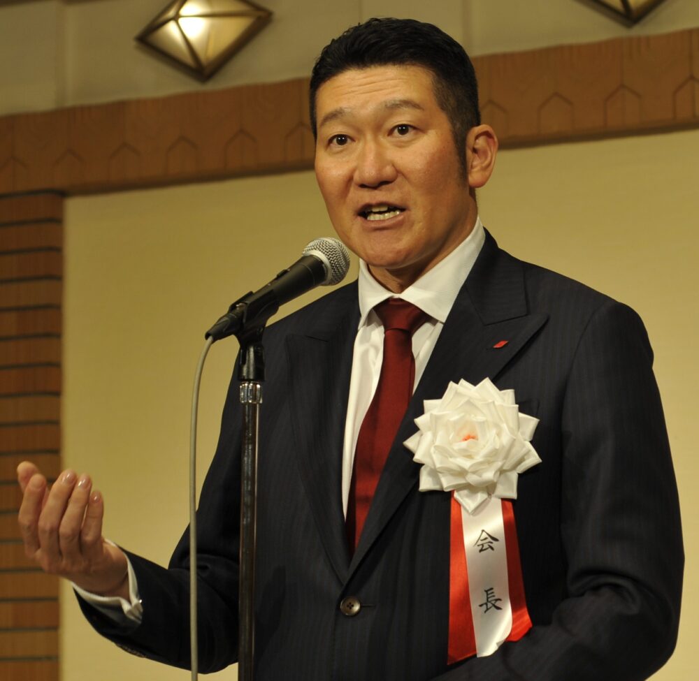 力強く新年の抱負を述べる林会長