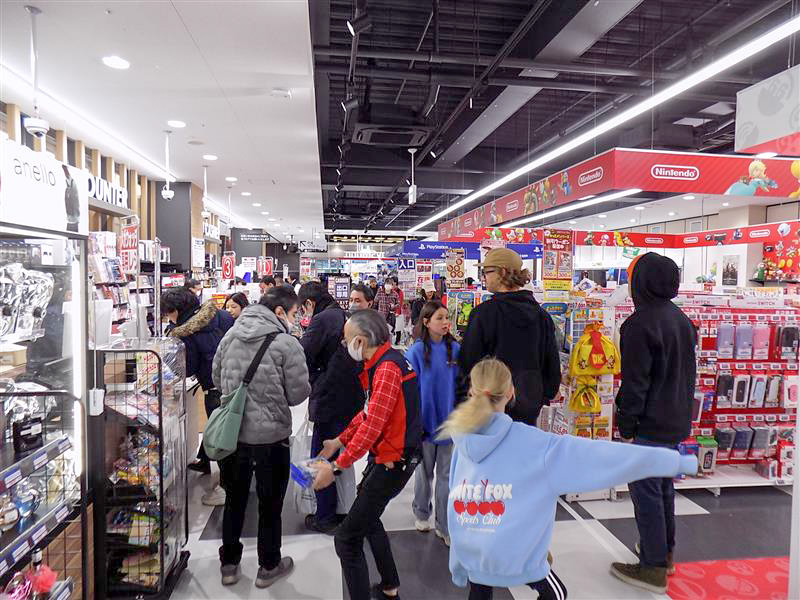ゲーム機などを扱う1階が盛況だった上新電機日本橋店＝2日、大阪市浪速区