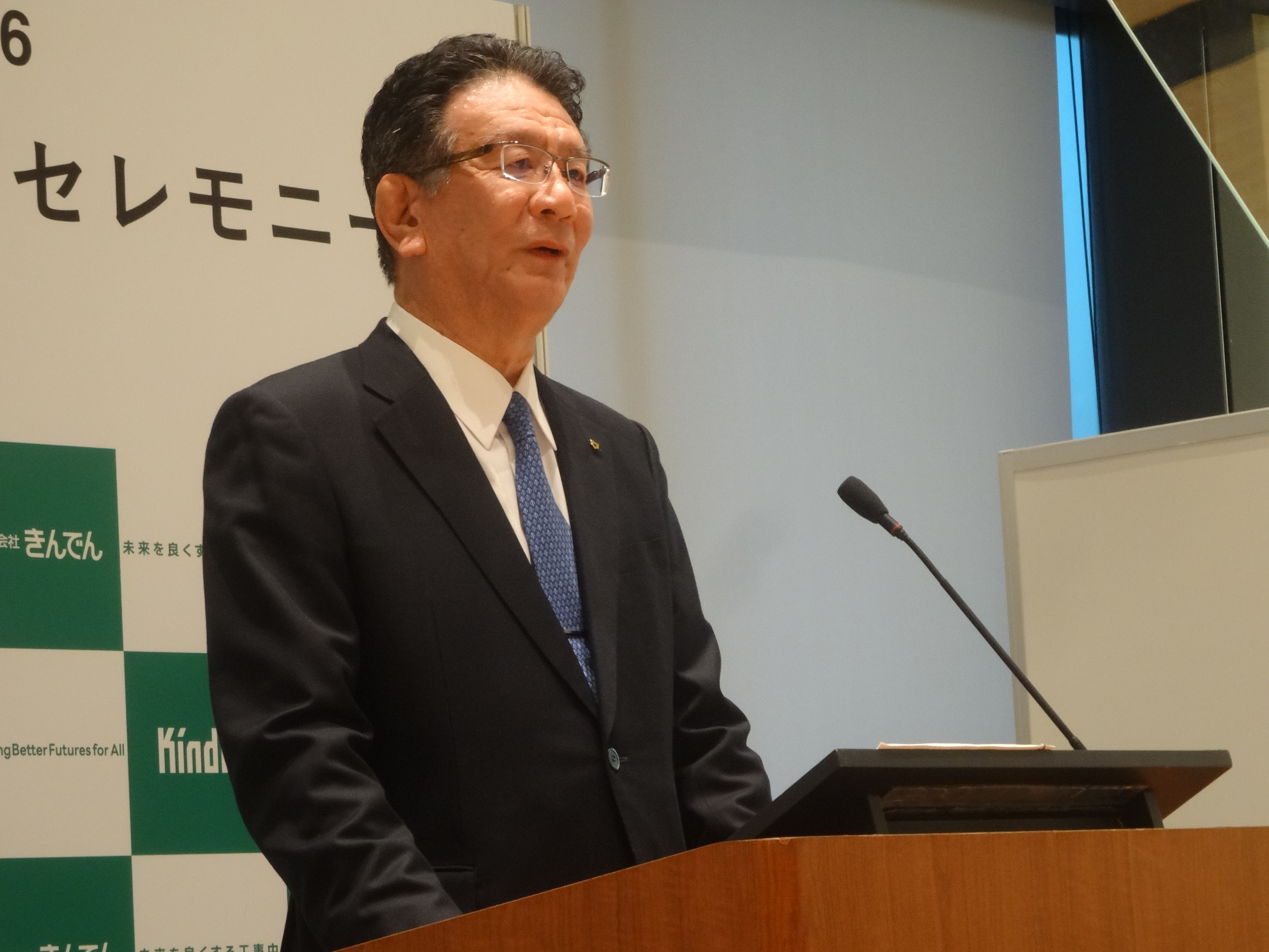 あいさつする上坂社長