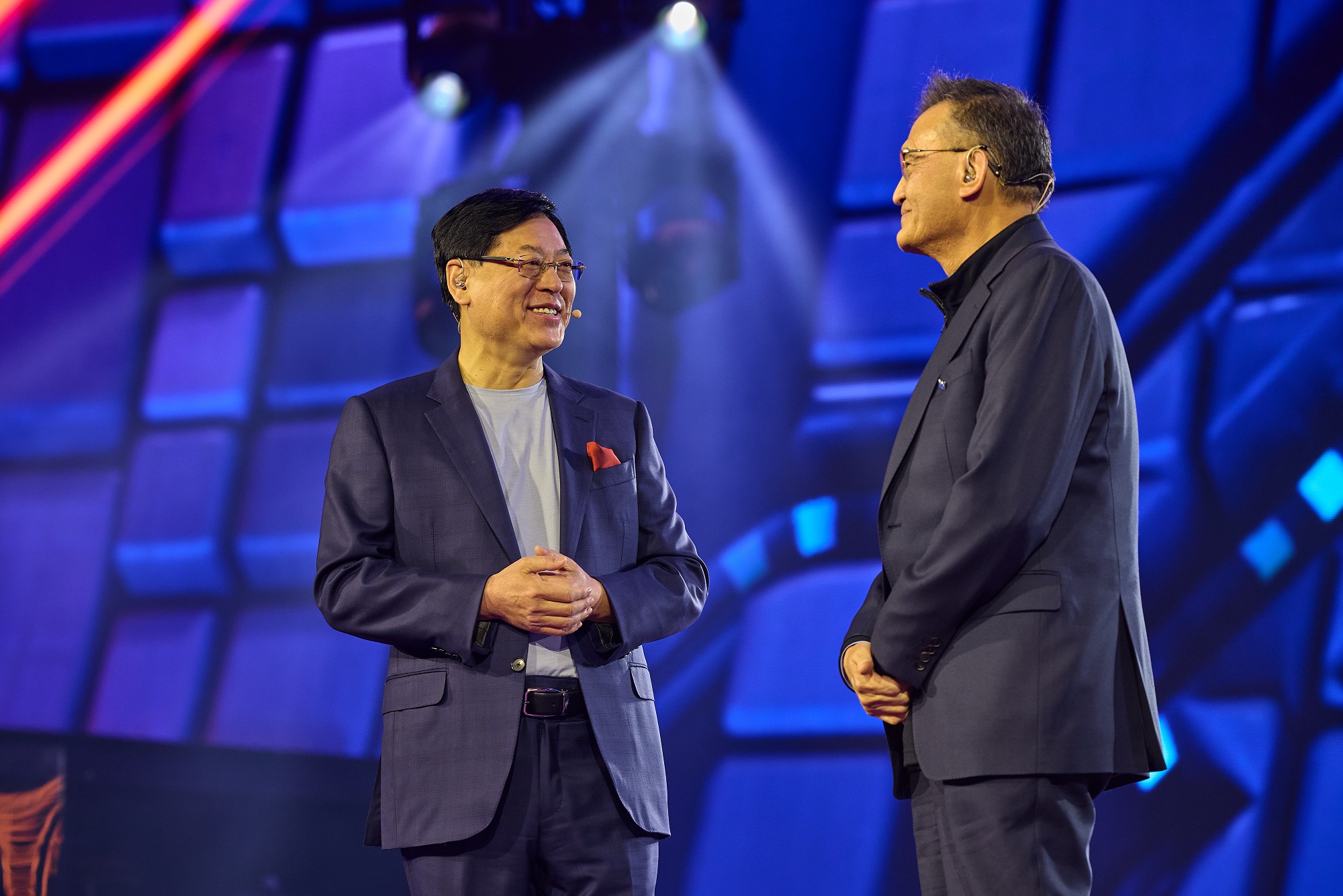 壇上にインテルのリップブー・タンCEO(右)を招く楊CEO