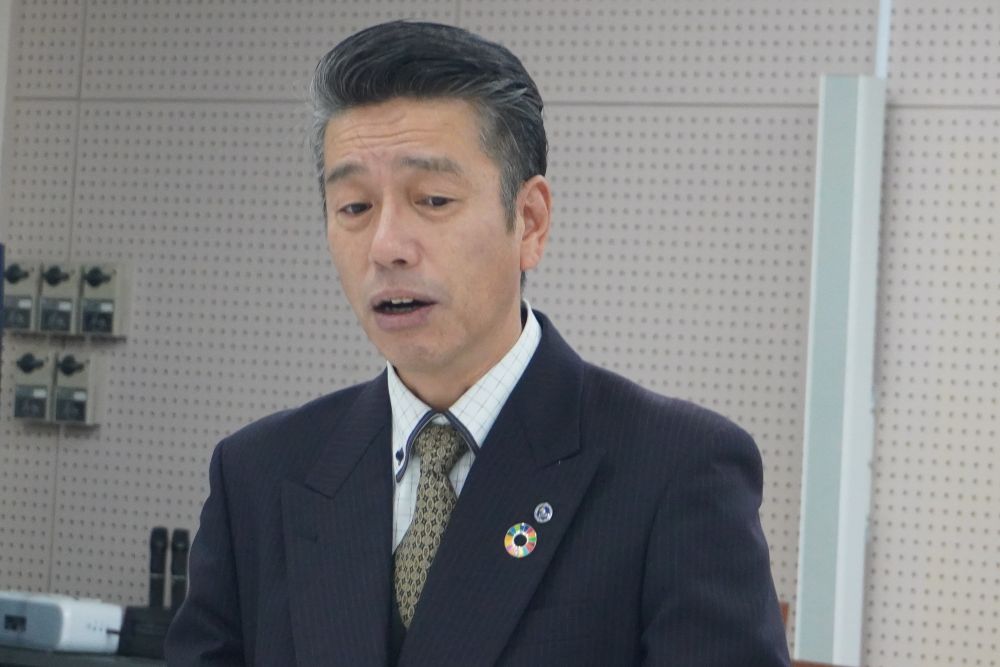 あいさつする敷地理事長