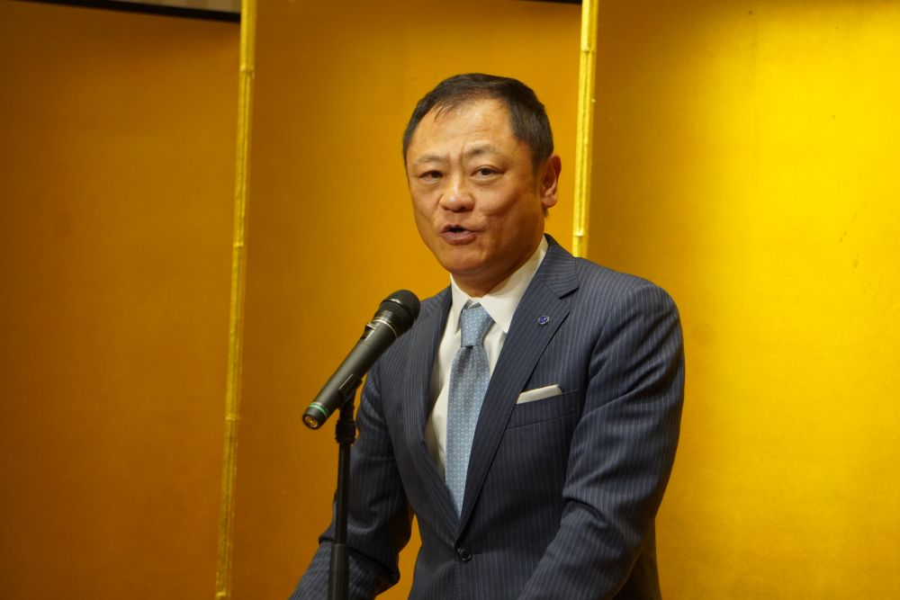 あいさつする坂口理事長