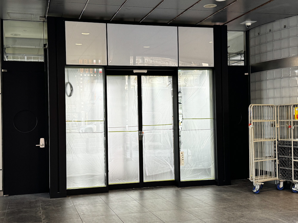 ヨドバシが出店するサンシャインサカエ1階では、オープンに向けて準備が進んでいた＝28日