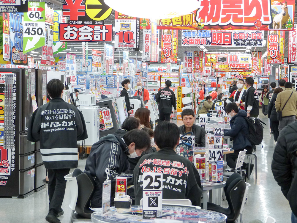 午前6時に開店したヨドバシカメラマルチメディア仙台＝2日、仙台市宮城野区