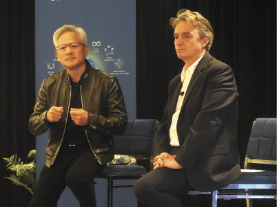 記者団の質問に応じるダッソー・システムズのダロズCEO（右）と、エヌビディアのジェンスン・フアンCEO