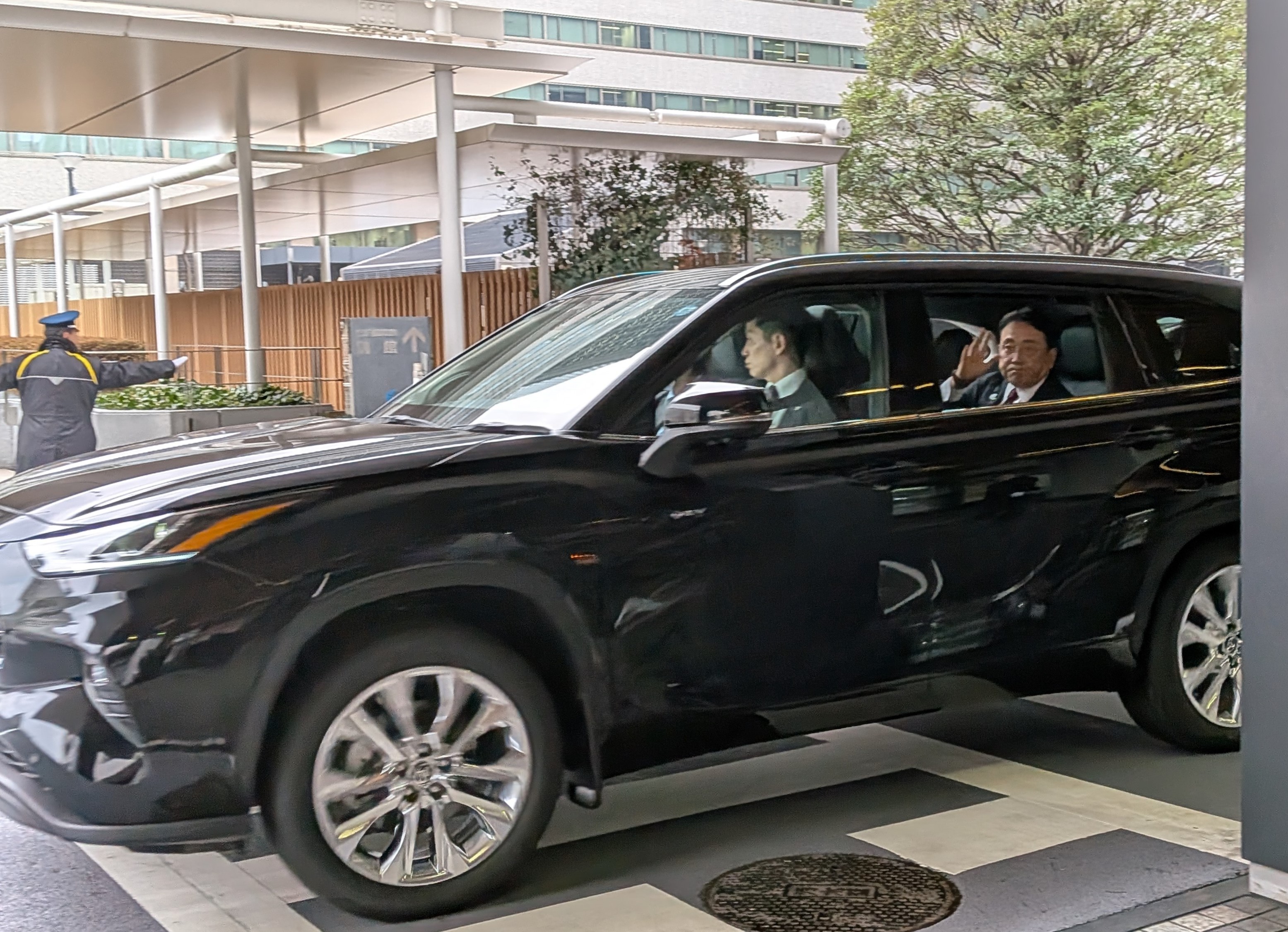 ハイランダーの後部座席に乗車する赤沢経産相