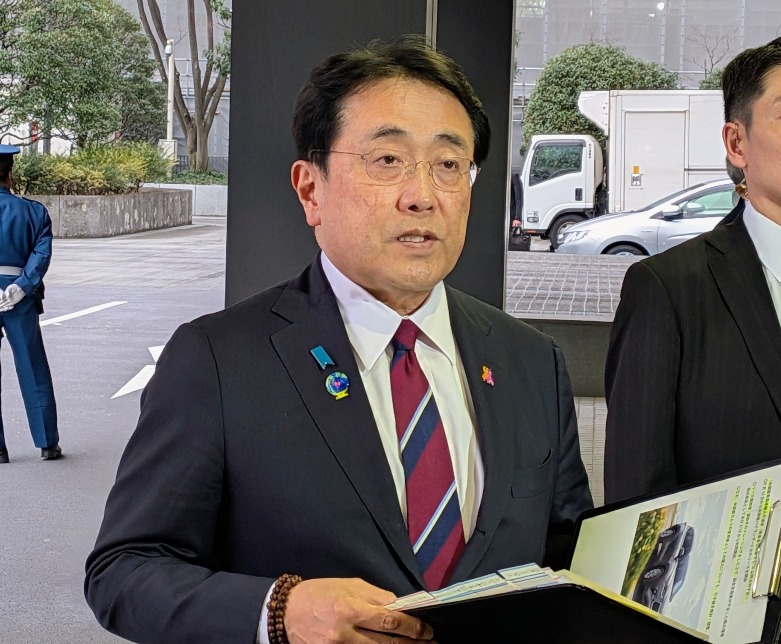 「ハイランダー」に乗車後、報道陣の取材に応じる赤沢経産相