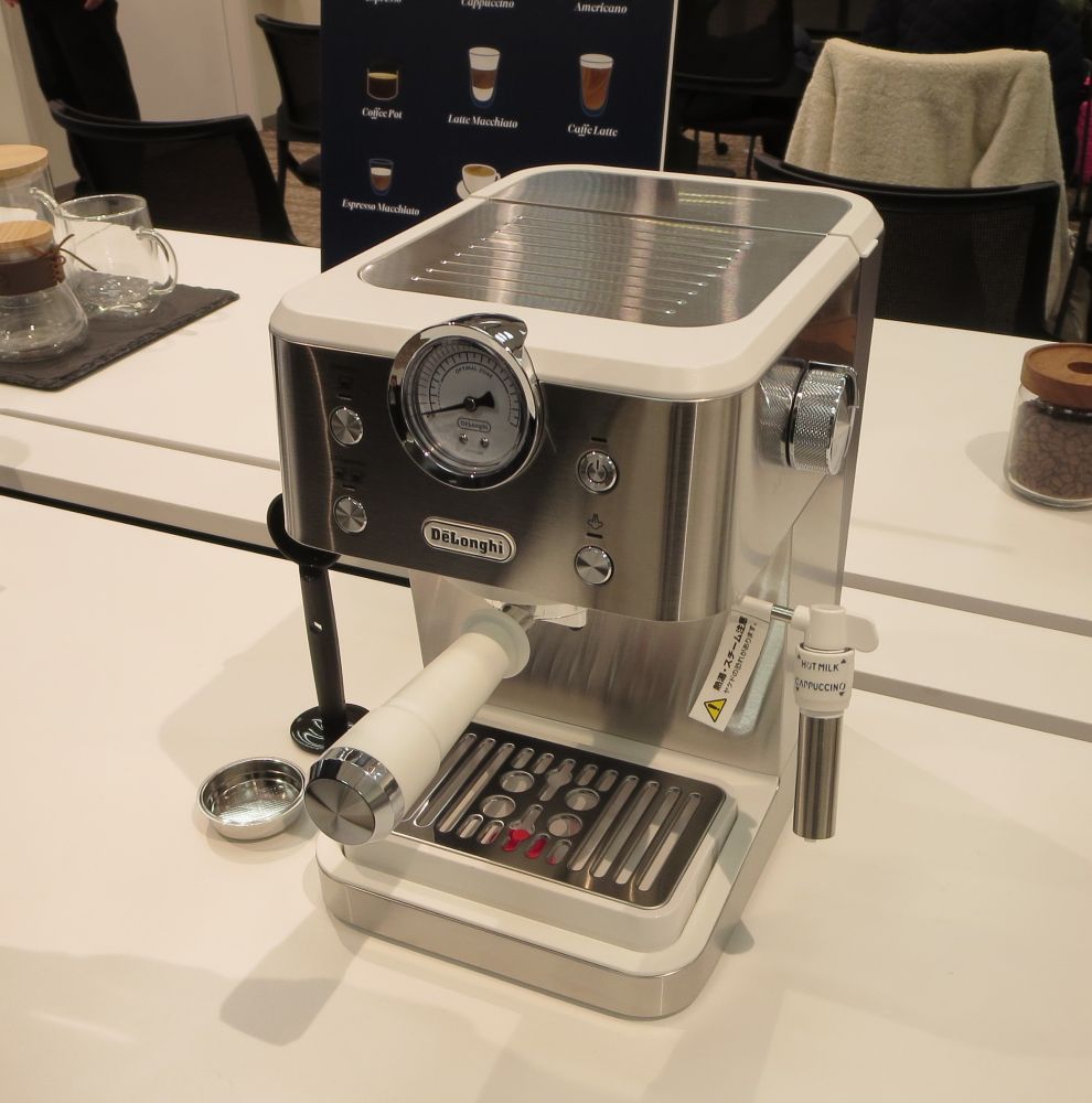 新色のホワイトを追加するクラシック エスプレッソ・カプチーノメーカー