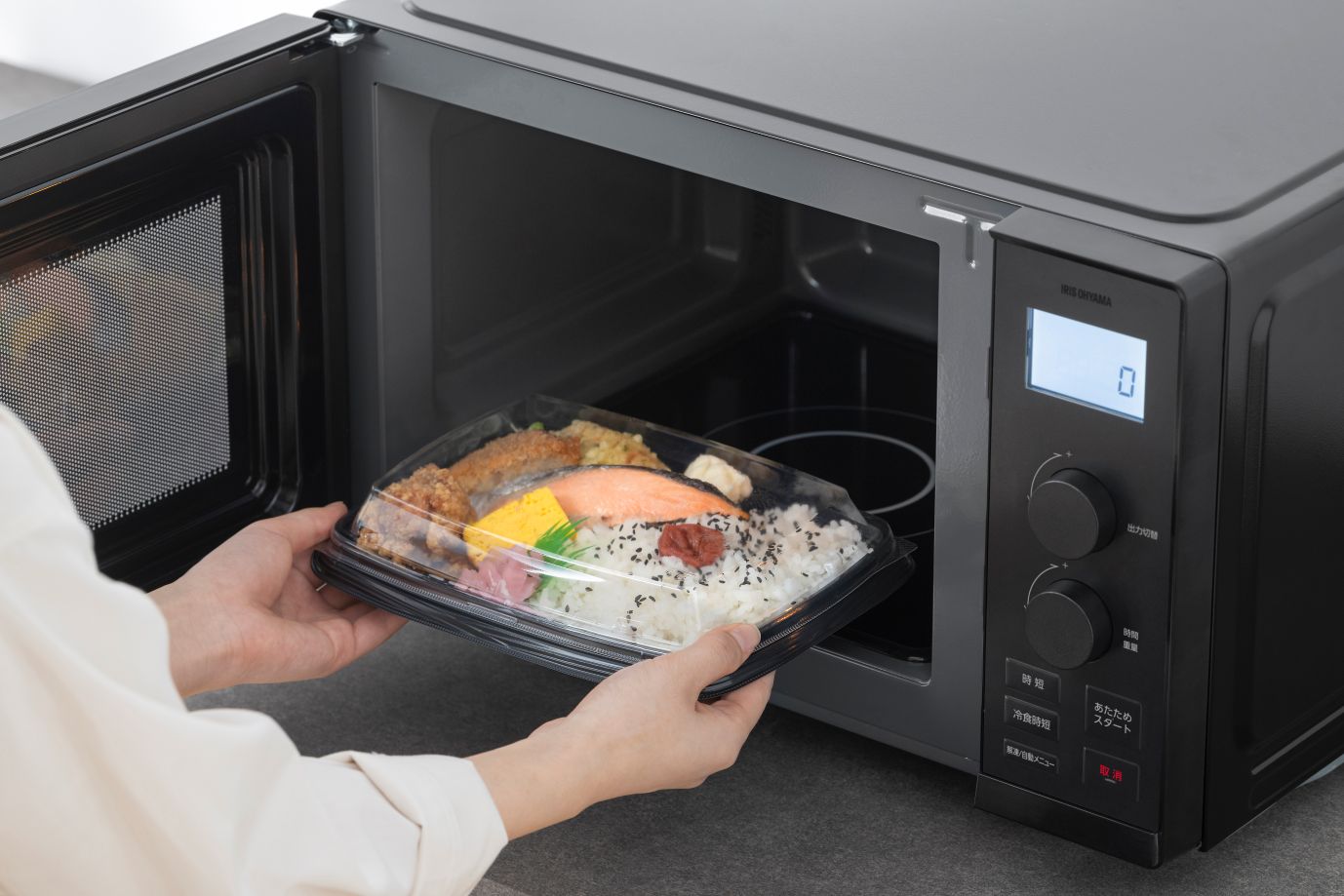 フラットテーブルで食品を入れやすく手入れもしやすい