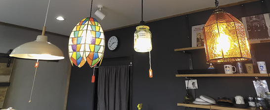 アンティーク照明も取り入れた店内
