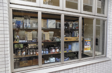 窓から店内展示が見える