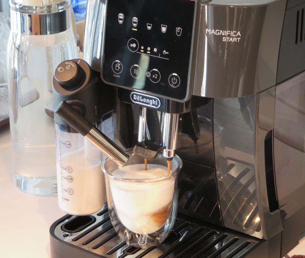 手軽な操作で本格的なカフェメニューを提供する