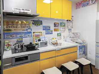 黄色のキッチンも目立つ