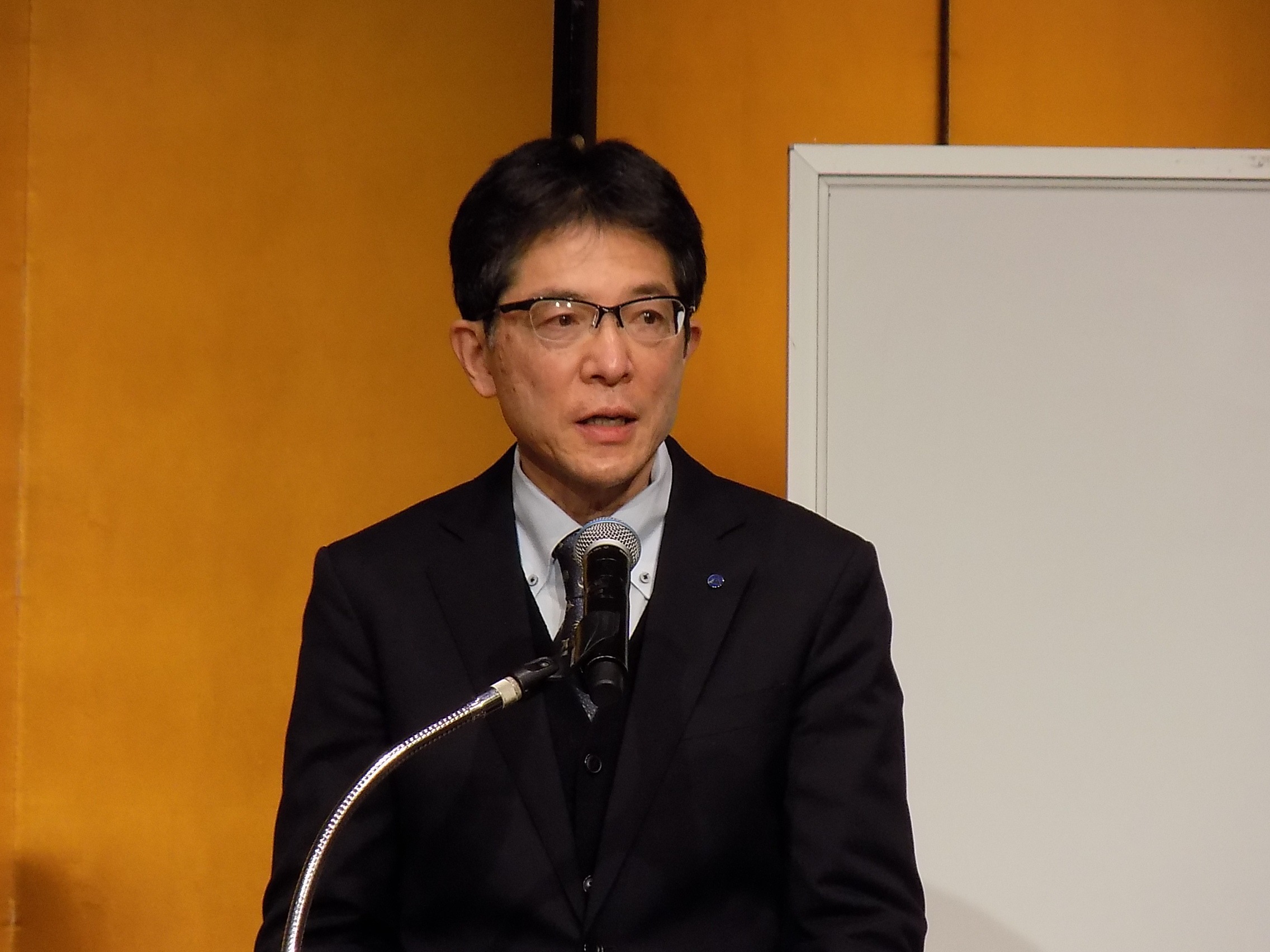 あいさつする寺居会長 