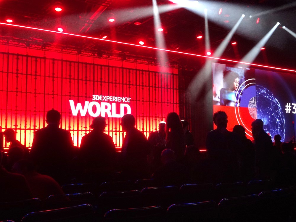 多くの来場者でにぎわう年次イベントの会場