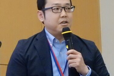 講演を行うNX総研の川本シニア・コンサルタント