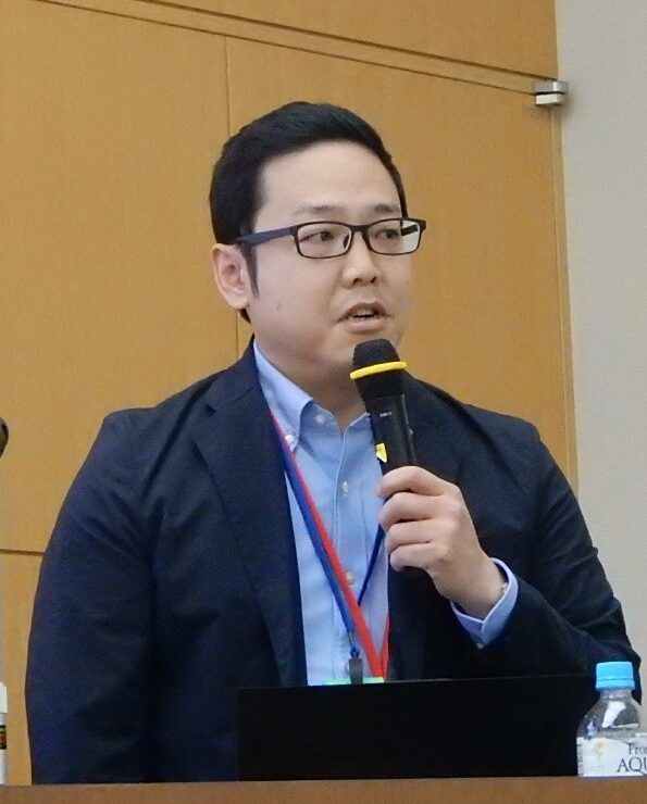 講演を行うNX総研の川本シニア・コンサルタント