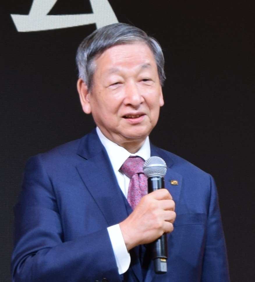 あいさつする大塚社長