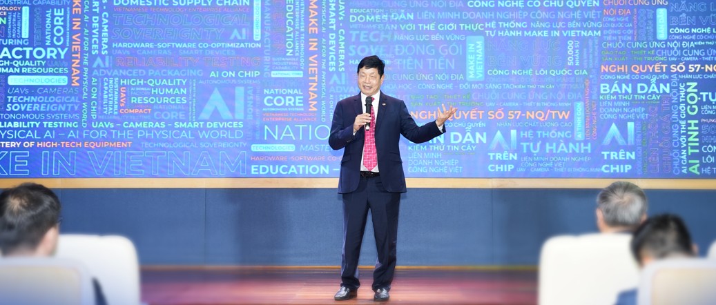 式典であいさつするFPTのチュオン会長