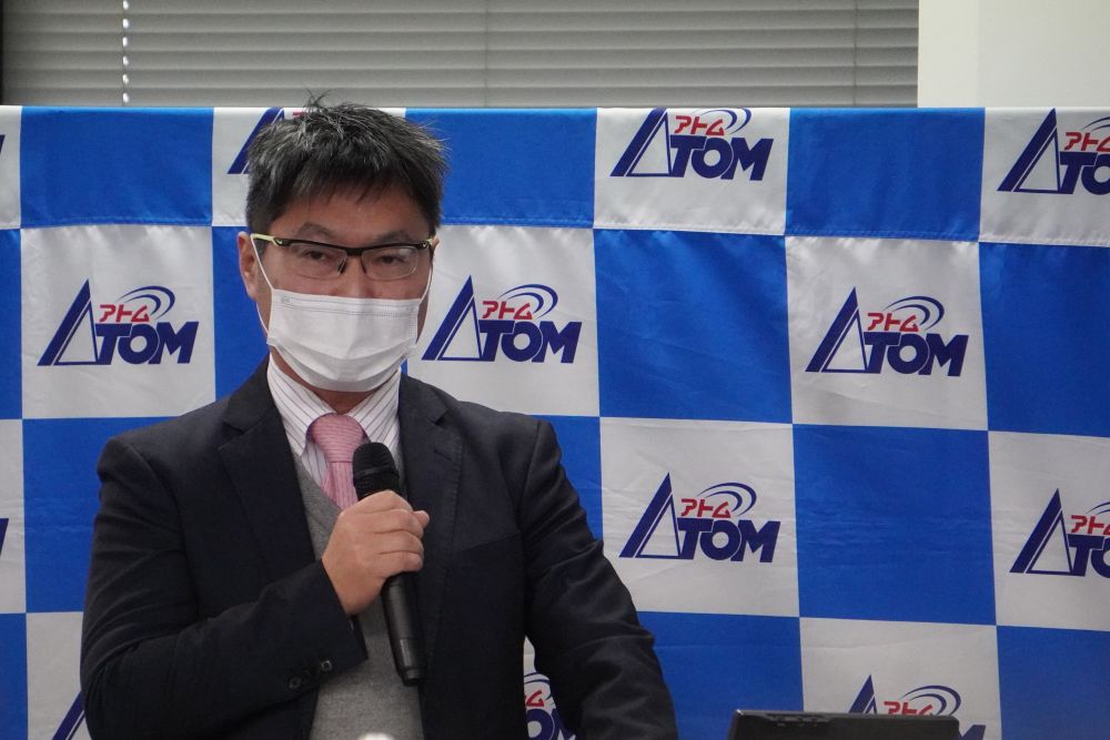 あいさつする井坂会長