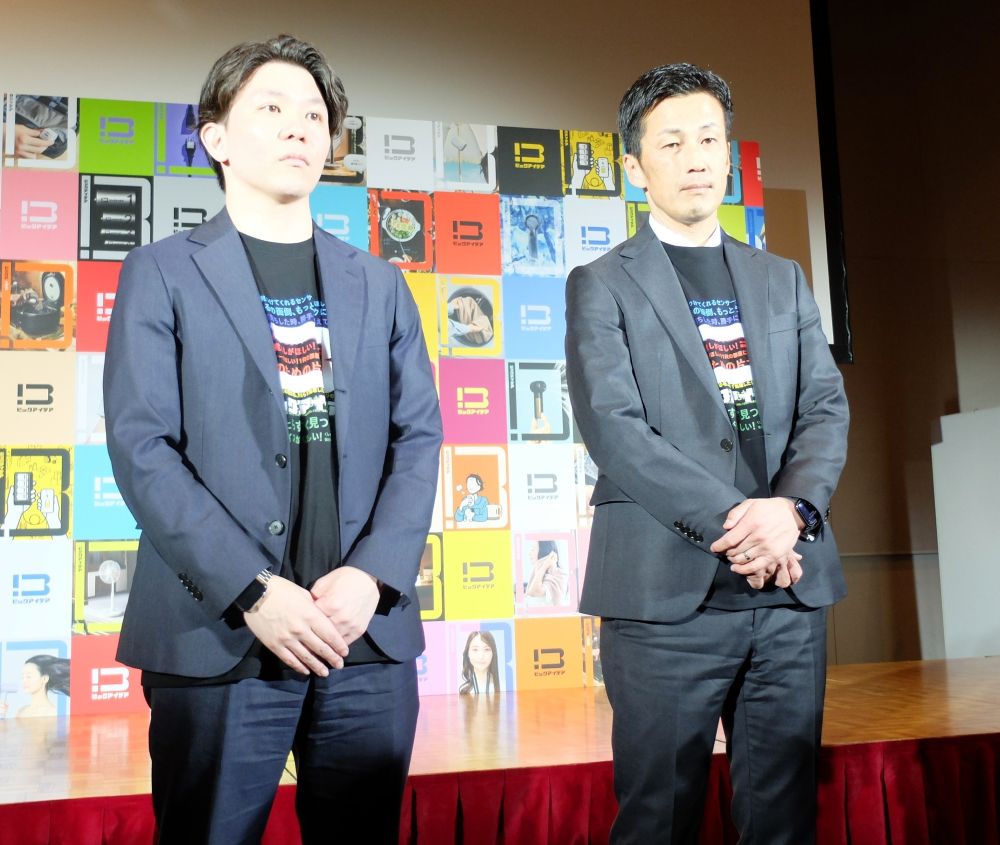 報道陣の取材に応じる秋保社長（右）と有末室長