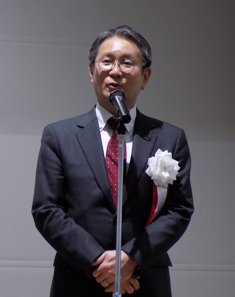 あいさつする竹間支部長